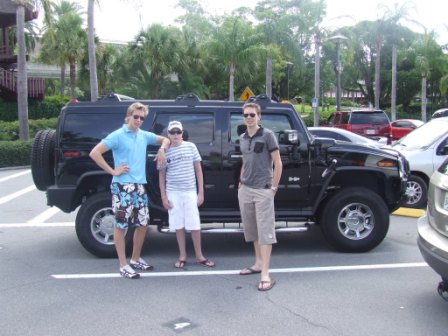 Op de foto met een Hummer (later zagen we om de 5 minuten een hummer)